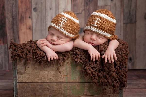 Twin Baby Boys portant des chapeaux en forme de football — Photo