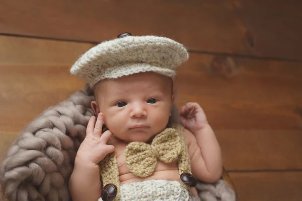 Newborn Baby Boy Wearing a Newsboy Cap and Bowtie — Stock Photo, Image