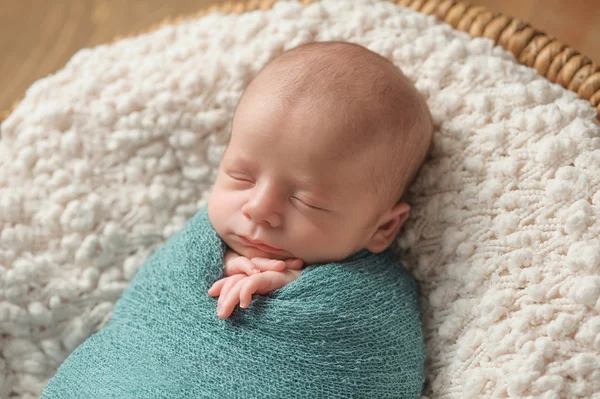 Menino recém-nascido adormecido envolto em azul — Fotografia de Stock