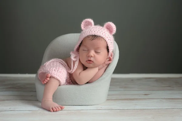 Menina recém-nascida vestindo um chapéu de urso rosa — Fotografia de Stock