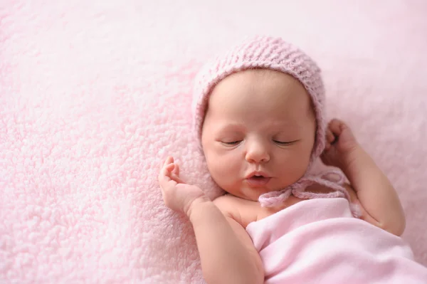 Novorozeně dívka, která nosí růžovou, pletené, Bonnet — Stock fotografie