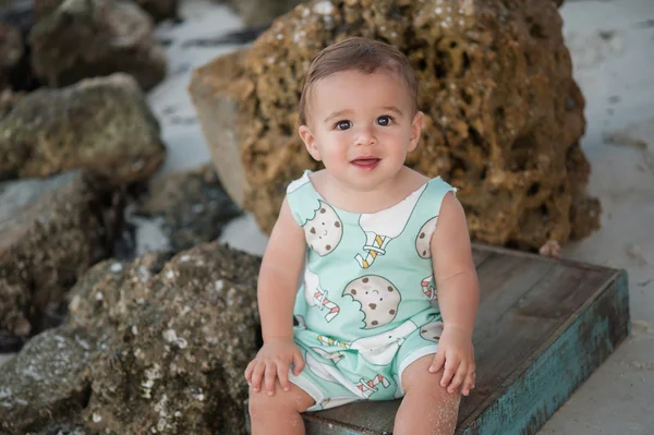 Un anno vecchio bambino ragazzo a il spiaggia — Foto Stock