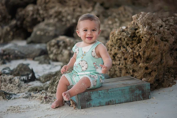 Sorridente un anno vecchio bambino ragazzo — Foto Stock