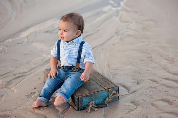 Un anno vecchio bambino ragazzo a il spiaggia — Foto Stock