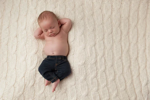 Durmiendo bebé niño usando pantalones vaqueros — Foto de Stock