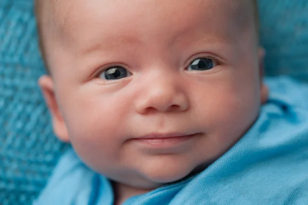 Petit garçon aux yeux bleus — Photo