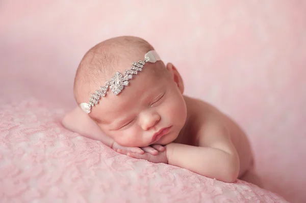 Bebé recién nacido niña con una diadema de diamantes de imitación —  Fotos de Stock