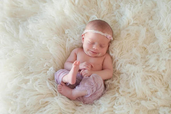 Leende nyfödd flicka — Stockfoto