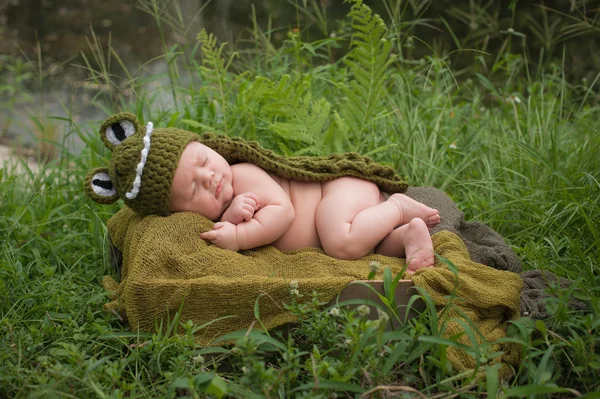 Bebé niño usando un traje de cocodrilo — Foto de Stock