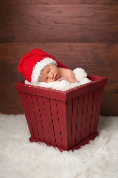 Nouveau-né portant un chapeau de Père Noël — Photo