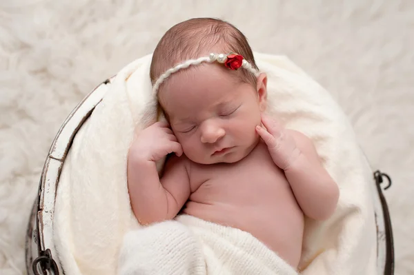 Dormindo bebê menina no balde — Fotografia de Stock