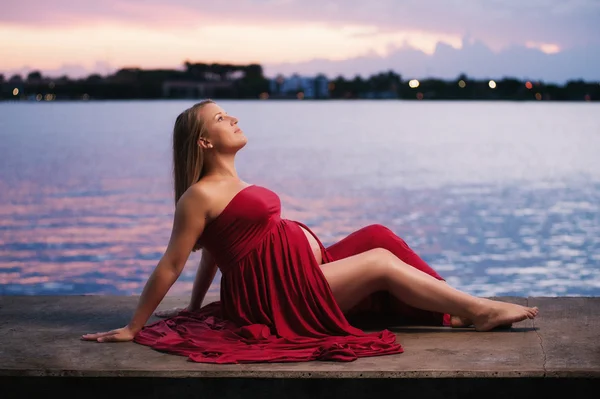 Retrato de maternidade de uma mulher vestindo vermelho — Fotografia de Stock