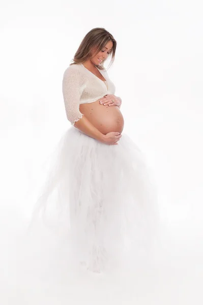 Lachende zwangere vrouw in een witte Tutu — Stockfoto