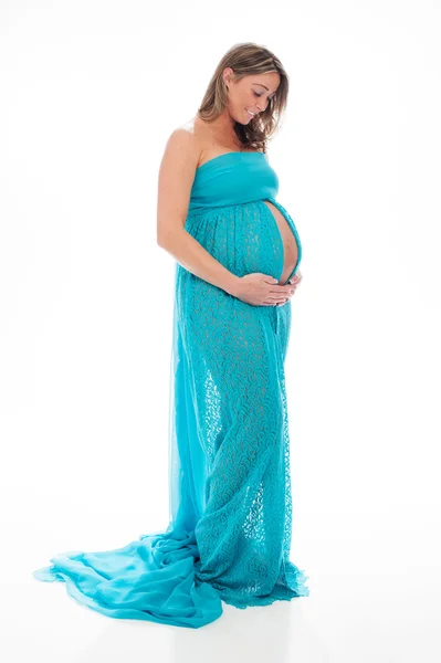 Lachende zwangere vrouw in blauwe jurk — Stockfoto
