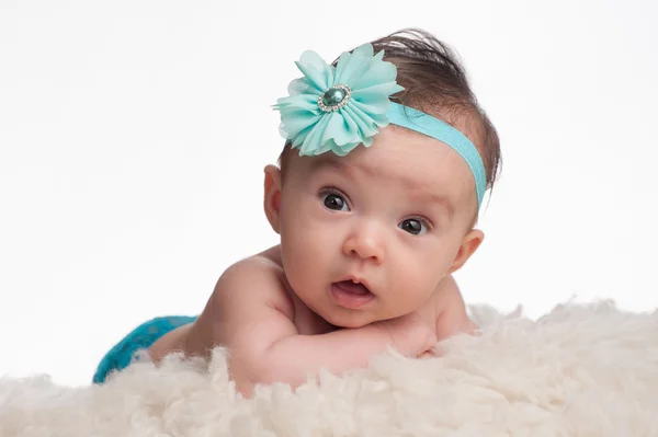 Mavi çiçek kafa bandı ile kız bebek — Stok fotoğraf