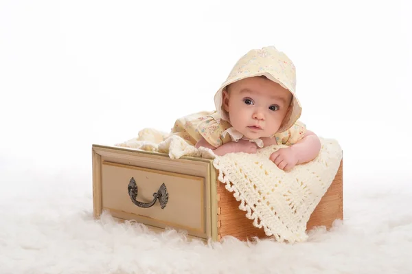 Bambina che indossa un cofano giallo — Foto Stock