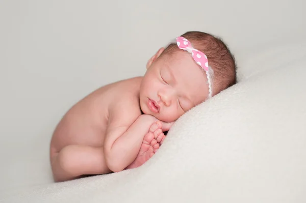 Slapen pasgeboren baby meisje — Stockfoto