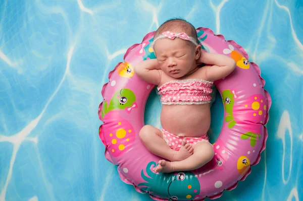 Pasgeboren babymeisje in roze Bikini — Stockfoto