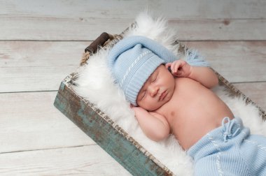 Pijama giyen yeni doğan bebek uyku