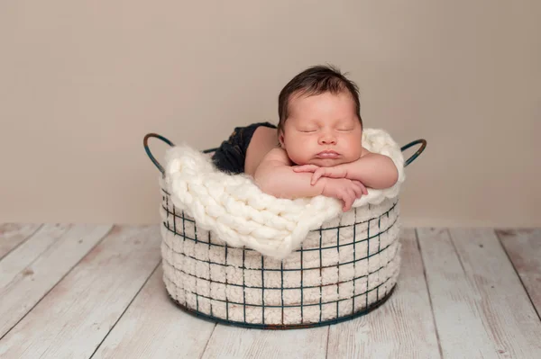 Niño recién nacido durmiendo —  Fotos de Stock