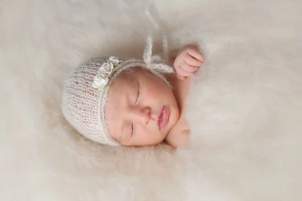 Newborn Baby Girl in Knitted Bonnet — Stock Photo, Image