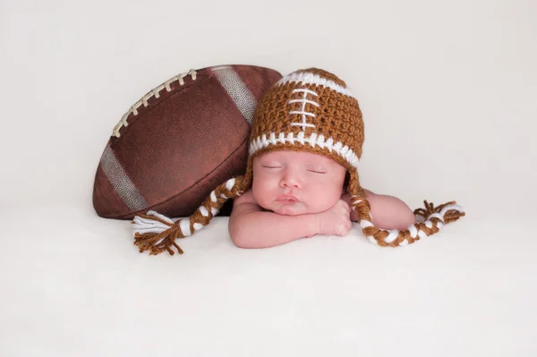 Nouveau-né bébé garçon portant un chapeau de football au crochet — Photo