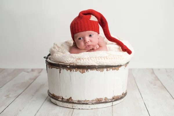 Nyfödd Baby pojke bär en röd strumpa mössa — Stockfoto