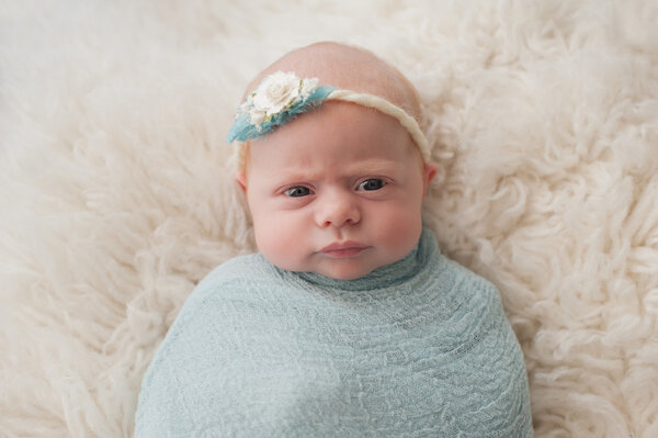 Обнаженная девочка с симпатичным выражением лица
