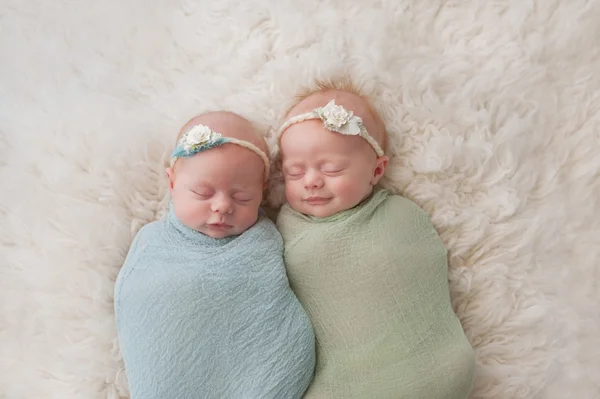 Durmiendo gemelas bebé niñas — Foto de Stock