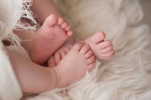 Feet of Twin Baby Girls — Stock Photo, Image