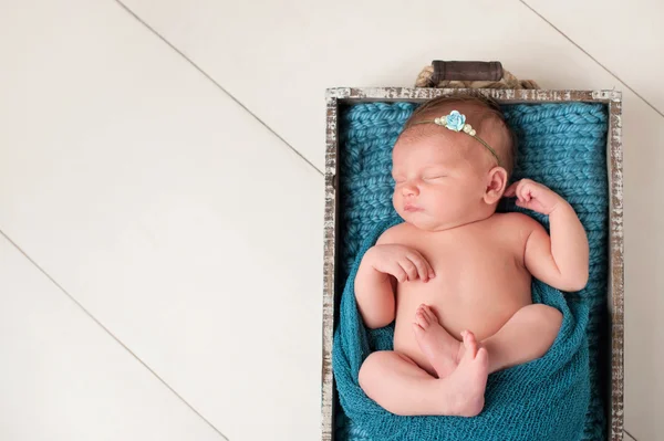 Ahşap sandık içinde uyuyan bebek kız — Stok fotoğraf