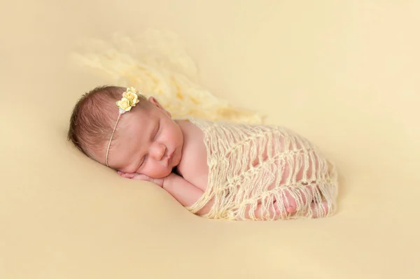 Sovande nyfödd Baby flicka Swaddled i gult — Stockfoto