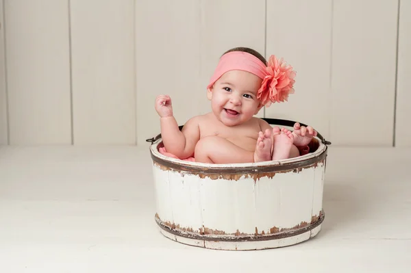 Niña riendo en cubo de madera —  Fotos de Stock