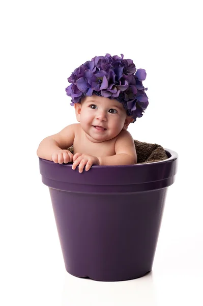 Sorridente bambina che indossa un cappello fiore ortensia — Foto Stock