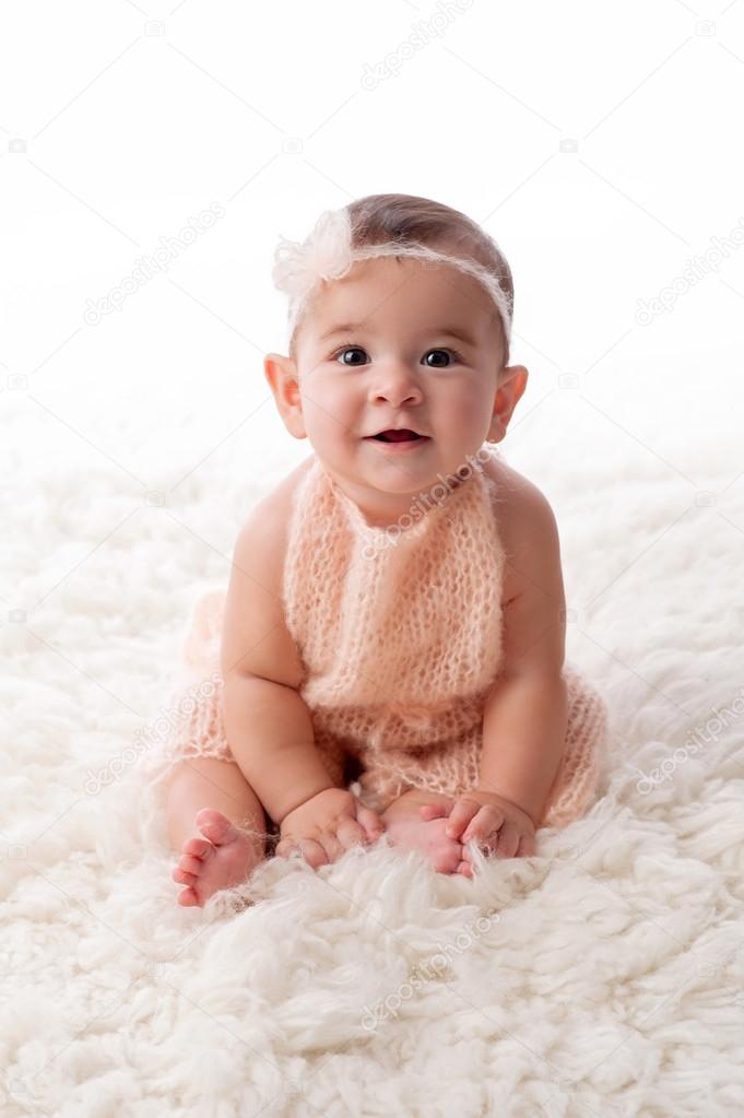 Bebe Fille Heureuse Portant Une Peche Coloree Chevelu Mohair Romper Image Libre De Droit Par Katrinaelena C Bebe Fille Heureuse Portant Une Peche Coloree Chevelu Mohair Romper Image Libre De Droit Par Katrinaelena C