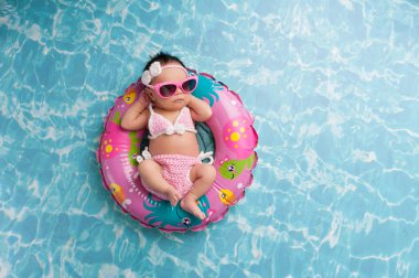 Yeni doğan bebek kız bir Bikini ve güneş gözlüğü giyiyor