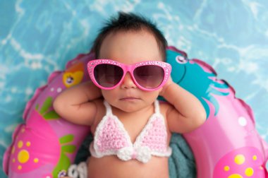 Yeni doğan bebek kız güneş gözlüğü ve bir Bikini üst giyiyor