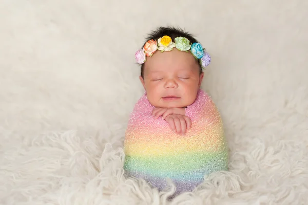 Nyfödd Baby flicka med Rainbow färgad lindar — Stockfoto