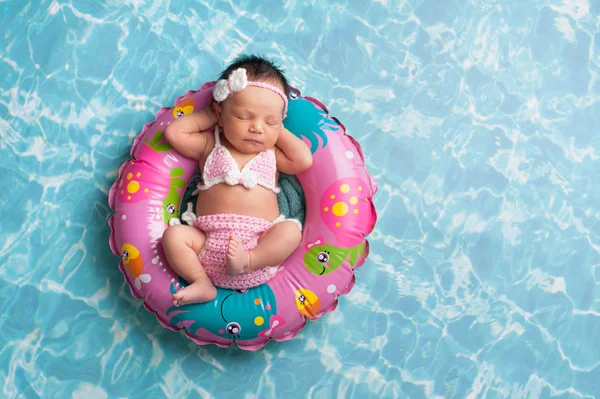 Dormire neonato ragazza indossa un bikini — Foto Stock