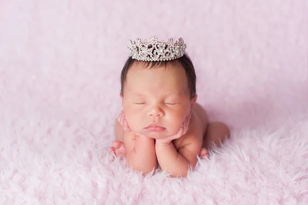 Bebé recién nacido niña con una corona de princesa de diamantes de imitación —  Fotos de Stock