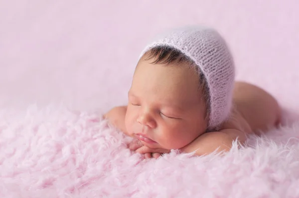 Bir pembe giyen yeni doğan bebek kız Bonnet örme — Stok fotoğraf