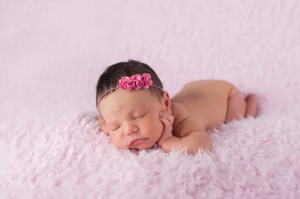 Bebé recién nacido niña usando una diadema rosa rosa — Foto de Stock