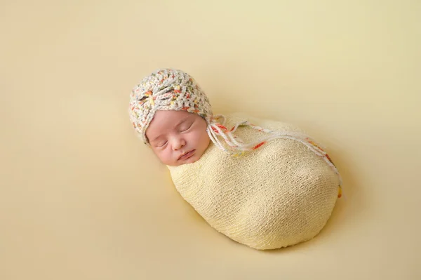 黄色で Swaddled 睡眠の生まれたばかりの赤ちゃん女の子 — ストック写真