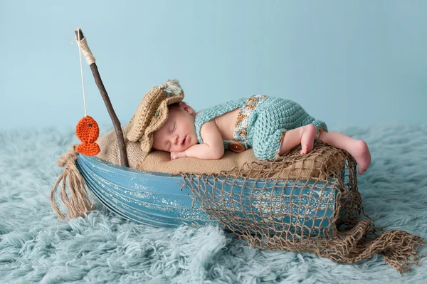 Neugeborener Junge im Fischer-Outfit — Stockfoto