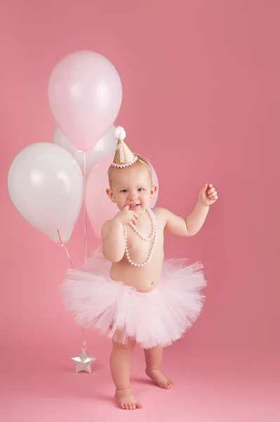 Lächelndes einjähriges Geburtstagskind mit rosa Tutu — Stockfoto