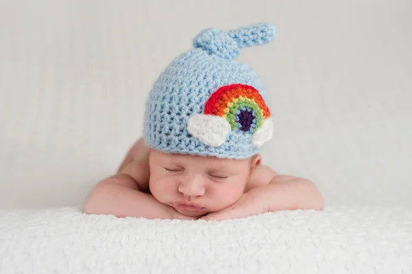 Nouveau-né bébé garçon portant un chapeau arc-en-ciel — Photo