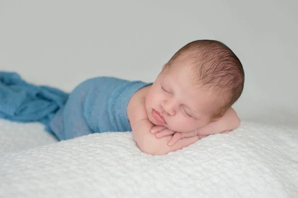 Dormir nouveau-né bébé garçon emmailloté en bleu — Photo