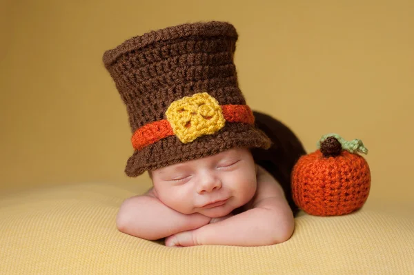 Lachende Pasgeboren Baby Boy dragen van een hoed Pilgrim — Stockfoto