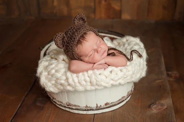 Menino recém-nascido vestindo um chapéu de urso — Fotografia de Stock