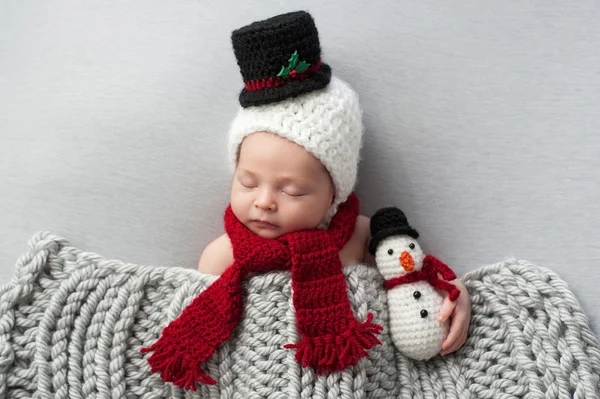 Menino recém-nascido com chapéu de boneco de neve e brinquedo de pelúcia — Fotografia de Stock